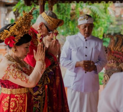 Yuni & Herbert beten bei der Zeremonie
