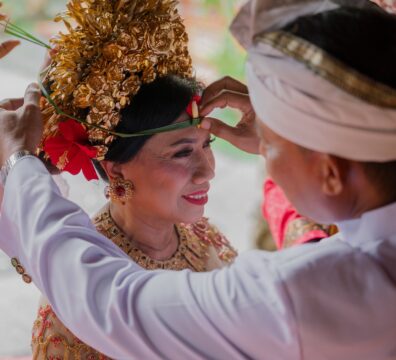 Yuni mit pandanblattern als Kopfband