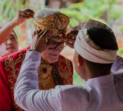 Herbert mit Pandanblättern als Kopfband