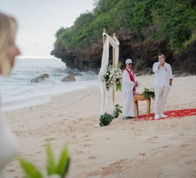 Mike wartet bei dem Altar