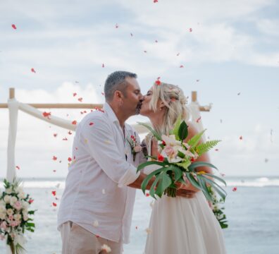 Katrin & Mike Küssen beim Blumenregen
