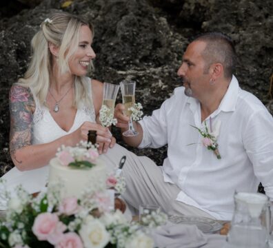 Katrin & Mike Sekt anstoßen